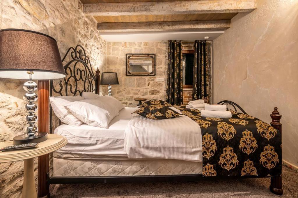 Historic Plaza Varos Split (Adults Only) Bagian luar foto