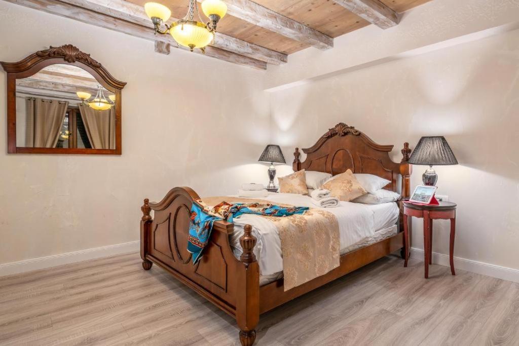 Historic Plaza Varos Split (Adults Only) Bagian luar foto